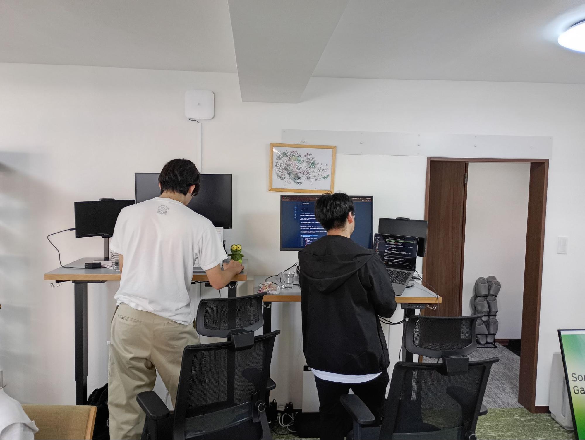 開発に取り組む学生たち