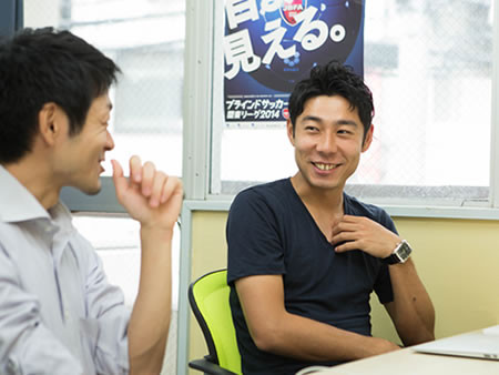 インタビュー中に笑顔を浮かべる剣持氏