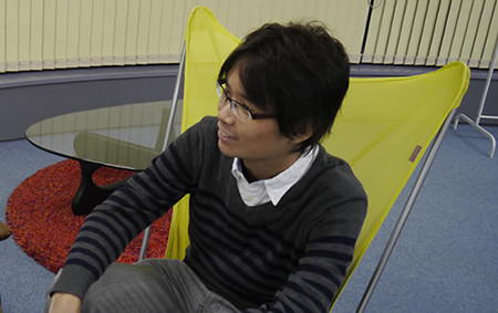 プログラマの遠藤さんが座っている