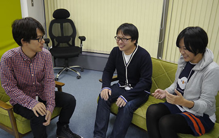 プログラマの松村さんとデザイナーの町田さんと赤塚さんが話している