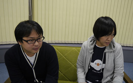 デザイナーの町田さんと赤塚さんが話を聞いている