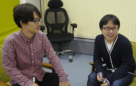 プログラマの松村さんとデザイナーの町田さんが話している