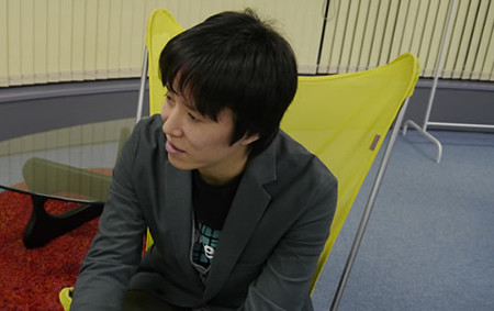 プログラマの前田さんが話している